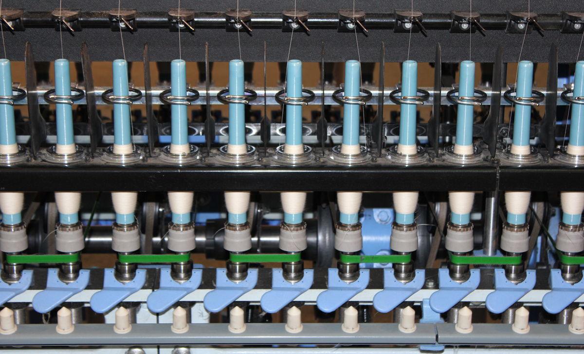 ��С���ʹ������潺��϶�ķ���